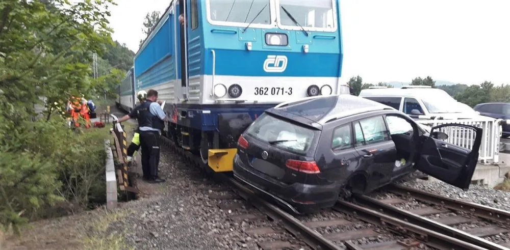 Řidič osobáku ignoroval signalizaci na přejezdu a vjel před projíždějící rychlík