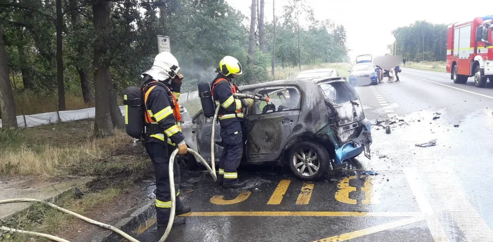 Po střetu čtyř osobáků začal jeden z nich hořet, sanitky převezly do nemocnice pět zraněných