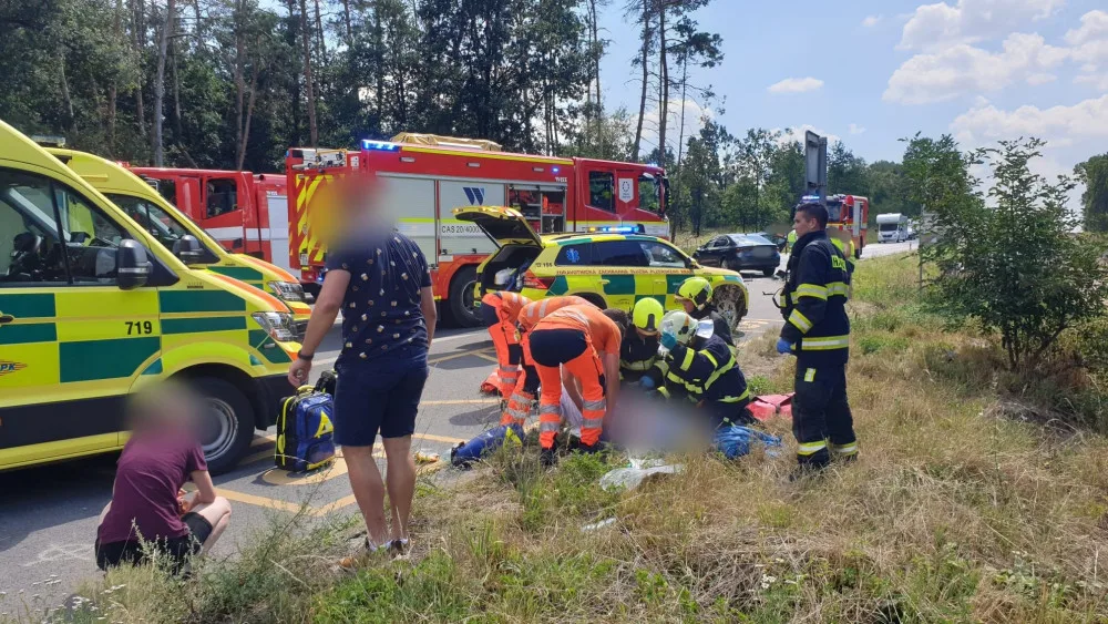 Po střetu čtyř osobáků začal jeden z nich hořet, sanitky převezly do nemocnice pět zraněných