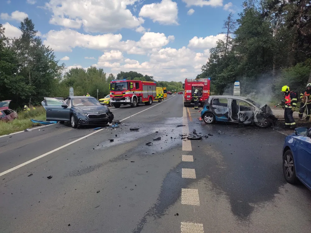 Po střetu čtyř osobáků začal jeden vůz hořet, sanitky převezly do nemocnice pět zraněných