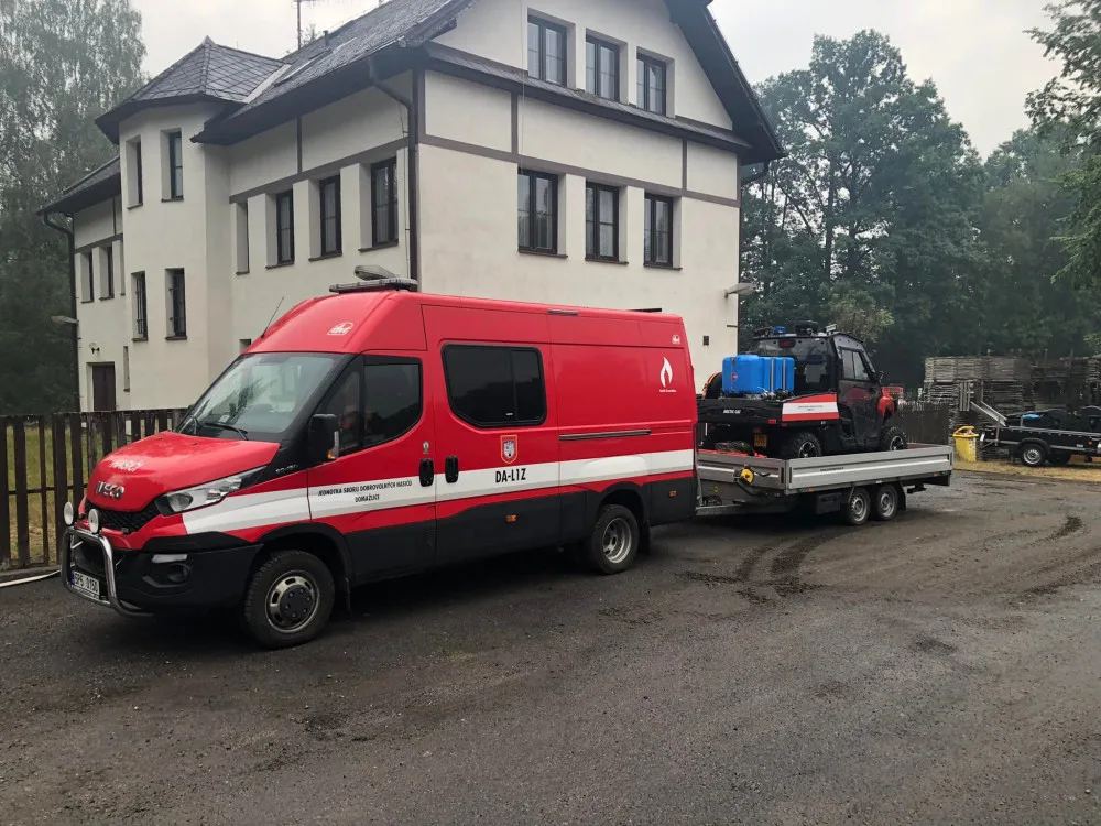 S požárem v Českém Švýcarsku bojují i desítky profesionálních a dobrovolných hasičů z Plzeňského kraje