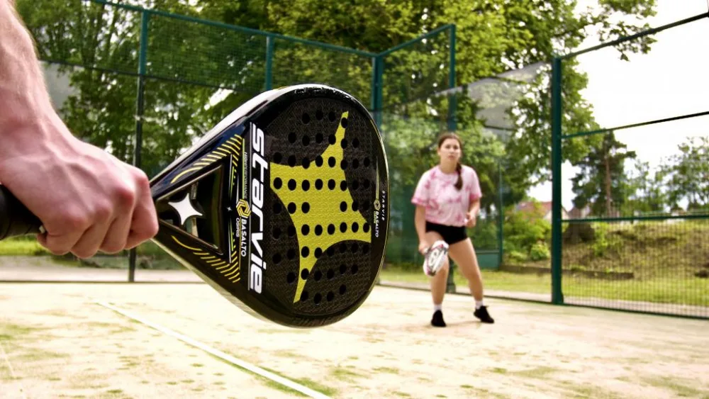 Padel si na západě Čech zahrajete jen v Klatovech, kde vyrostl nový unikátní kurt