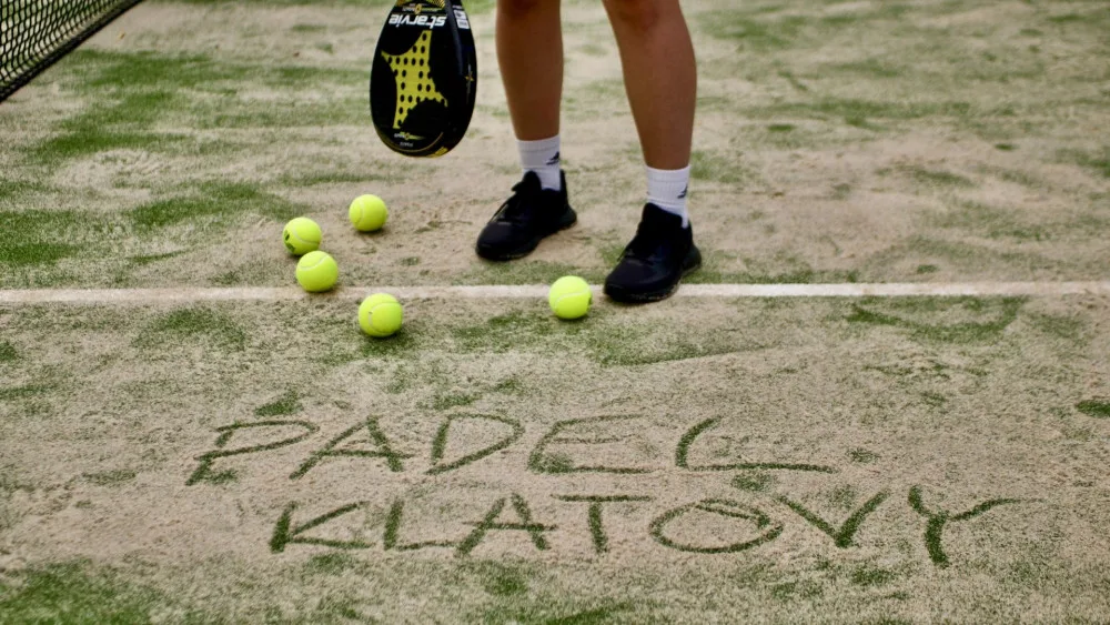 Padel si na západě Čech zahrajete jedině v Klatovech, kde vyrostl nový unikátní kurt