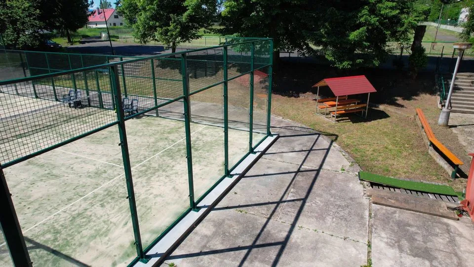 Padel si na západě Čech zahrajete jedině v Klatovech, kde vyrostl nový unikátní kurt