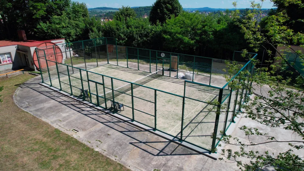 Padel si na západě Čech zahrajete jedině v Klatovech, kde vyrostl nový unikátní kurt