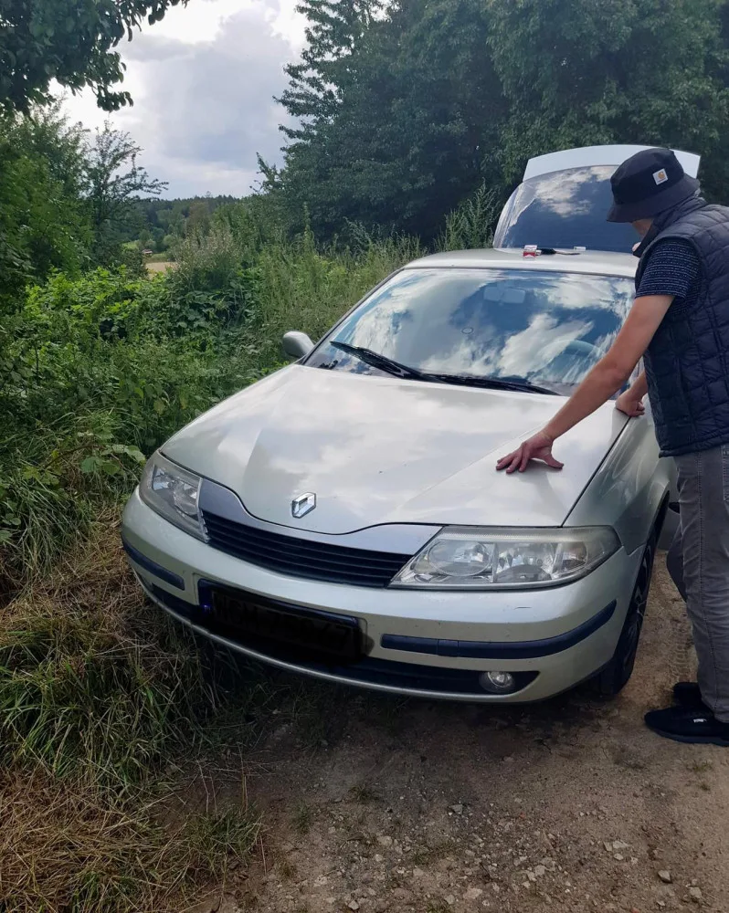 Policie během půl hodiny bleskově dopadla dva zloděje, předli ženu v autě a ukradli ji 100 tisíc korun