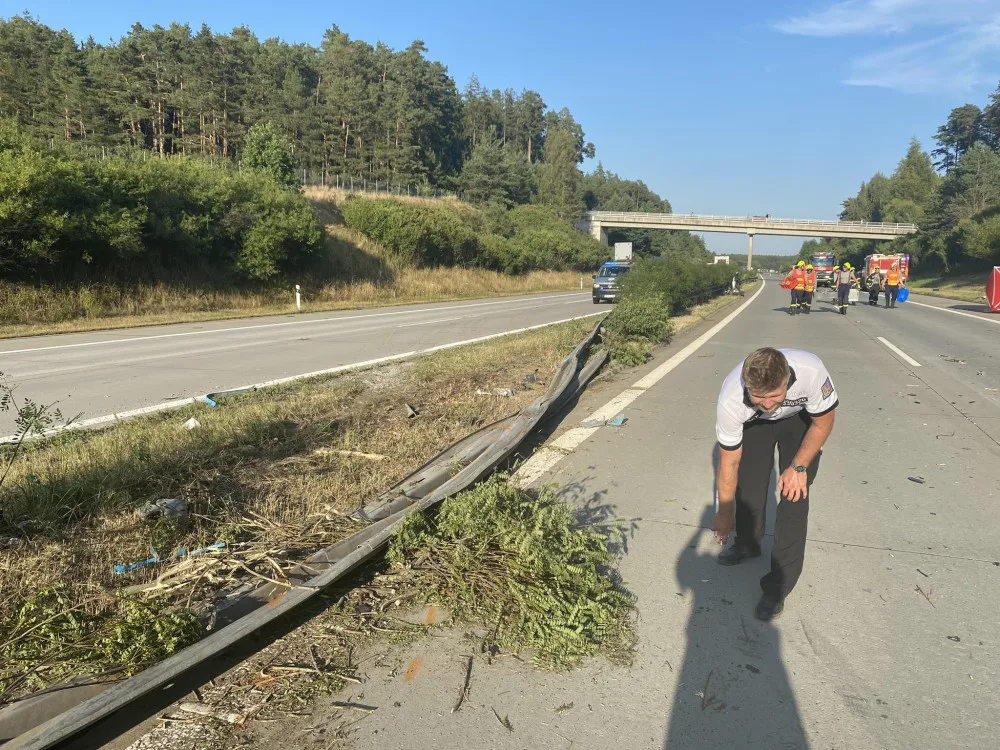 Kamion přeletěl přes svodidla do protisměru, kde zmasakroval rodinu v osobním automobilu