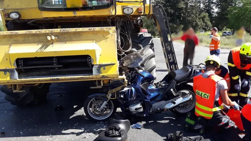 Motorkář se na křižovatce zasekl pod kombajn, který mu nedal přednost. Jezdec utrpěl těžká zranění