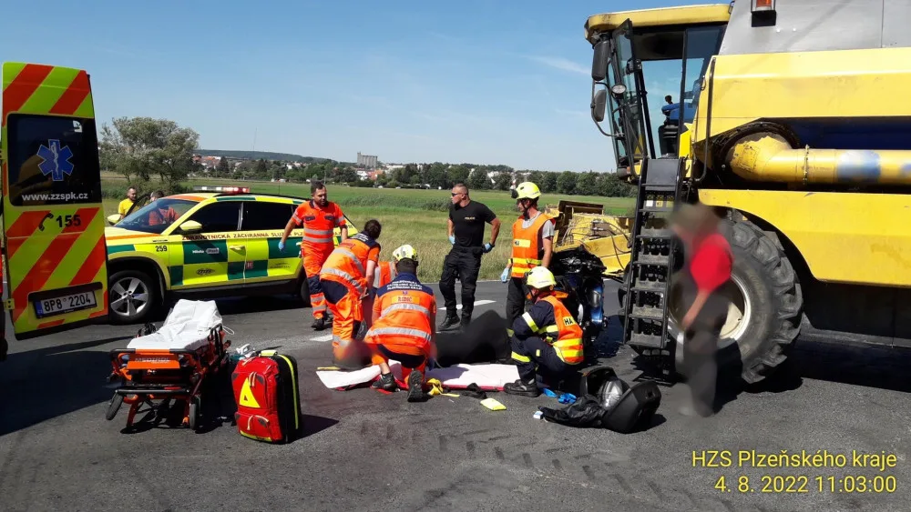 Motorkář se na křižovatce doslova zasekl pod kombajn, který mu nedal přednost. Jezdec utrpěl těžká zranění