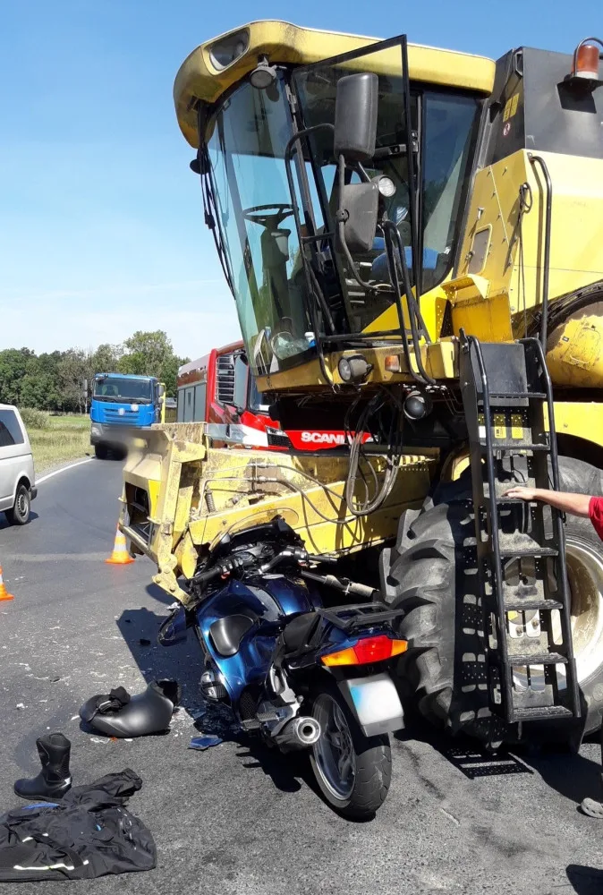 Motorkář se na křižovatce doslova zasekl pod kombajn, který mu nedal přednost. Jezdec utrpěl těžká zranění