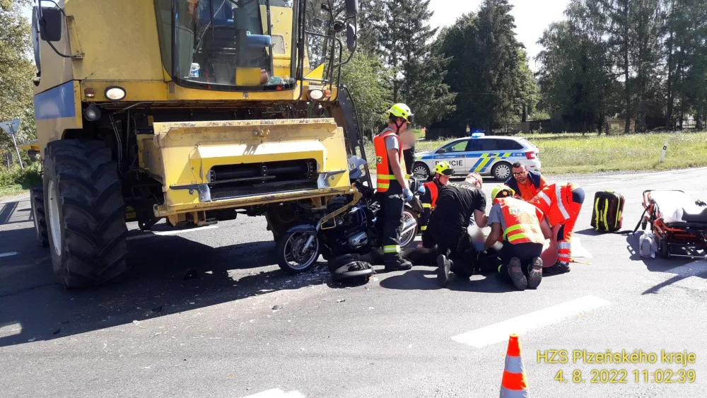 Motorkář se na křižovatce doslova zasekl pod kombajn, který mu nedal přednost. Jezdec utrpěl těžká zranění