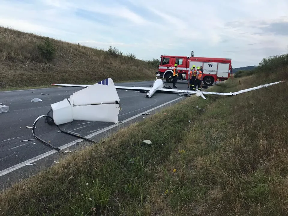 Policie hledá všechny svědky tragické nehody, při níž se větroň zřítil přímo na projíždějící automobil