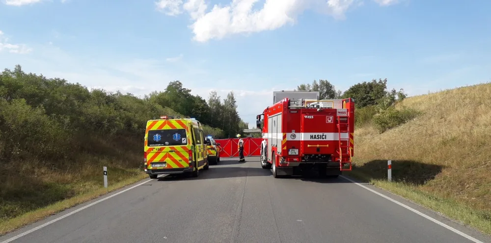 Policie hledá všechny svědky tragické nehody, při níž se větroň zřítil přímo na projíždějící automobil
