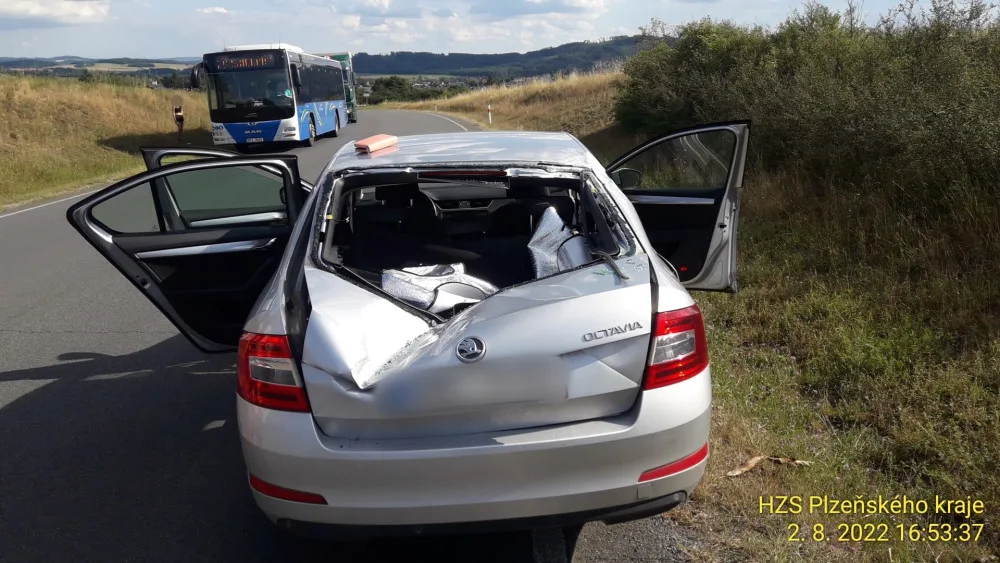 Policie hledá všechny svědky tragické nehody, při níž se větroň zřítil přímo na projíždějící automobil