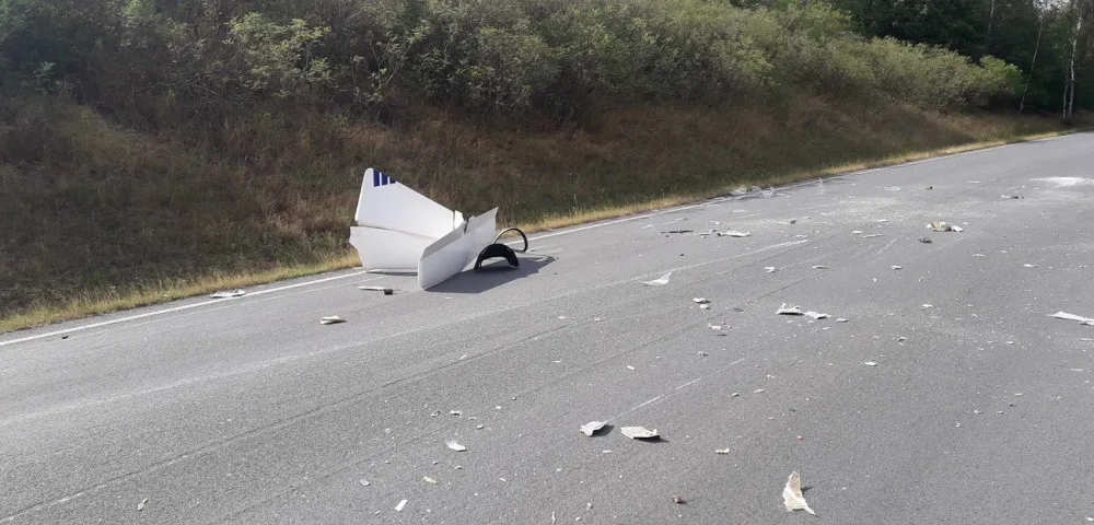 Policie hledá všechny svědky tragické nehody, při níž se větroň zřítil přímo na projíždějící automobil