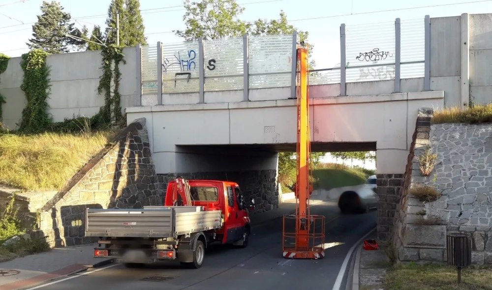 Řidič se s autem nevešel pod viadukt a o mostní konstrukci si utrhl rameno plošiny. Poškodil i protihlukovou stěnu