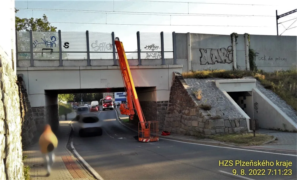 Řidič se s autem nevešel pod viadukt a o mostní konstrukci si utrhl rameno plošiny. Poškodil i protihlukovou stěnu