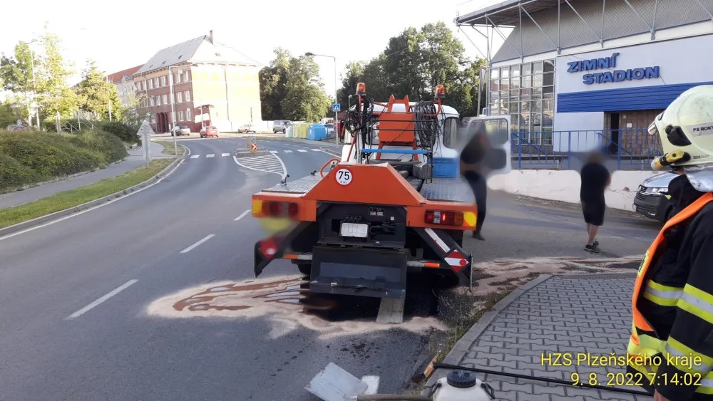 Řidič se s autem nevešel pod viadukt a o mostní konstrukci si utrhl rameno plošiny. Poškodil i protihlukovou stěnu