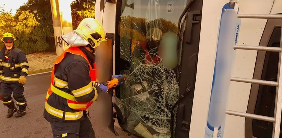 Kamion vletěl rychle do zatáčky a převrátil se na bok, hasiči museli z kabiny vyprostit psa