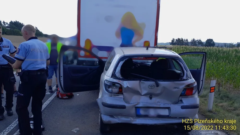 Hromadná nehoda zablokovala silnici z Plně do Losiné, střetly se tam tři kamiony a jeden osobák