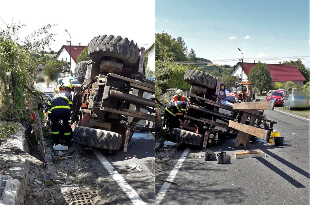 V kabině převráceného vysokozdvižného vozíku zůstal zaklíněný a zraněný řidič, hasiči ho museli vyprostit