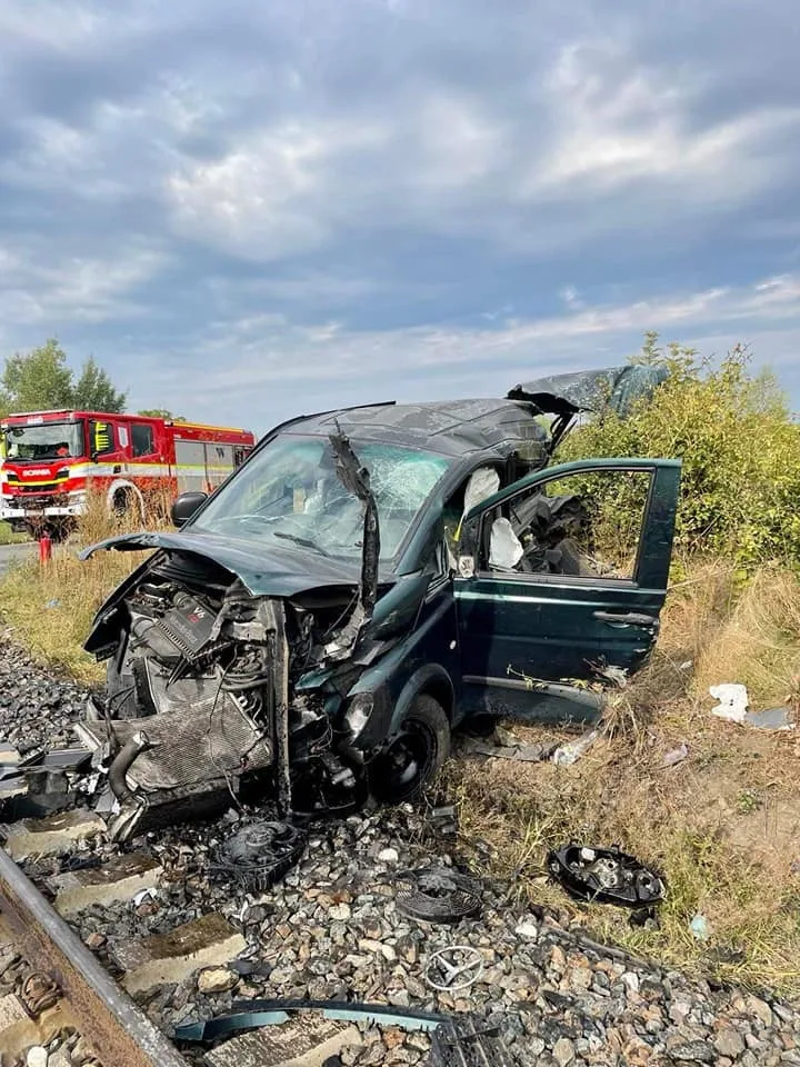 Vlak smetl na přejezdu dodávku s přívěsem, na kterém řidič převážel jeden kus skotu