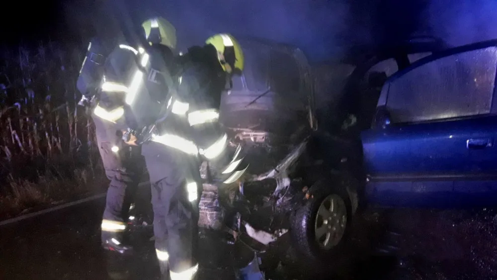 Hasiči likvidují požár automobilu, který začal hořet po střetu s divočákem