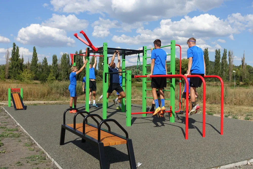 Na Čtyřce vzniklo nové workoutové hřiště na přání občanů, vítězný projekt psí loučky je těsně před otevřením