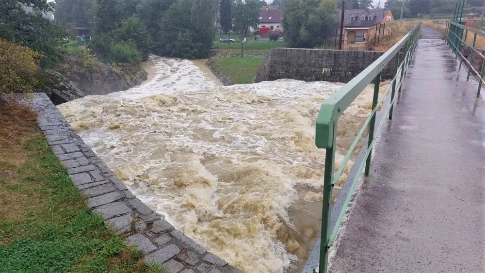Silný déšť na Plzeňsku stále zvedá hladiny menších řek, Klabava je na třetím stupni a i nadále stoupá