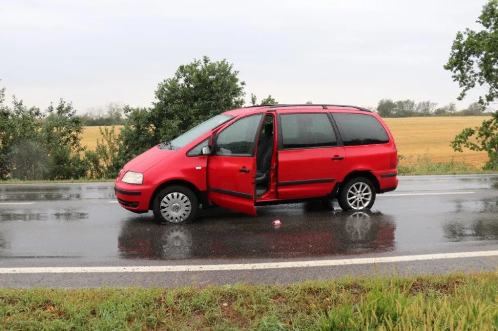 Ujíždějící automobil s prostřílenými pneumatikami