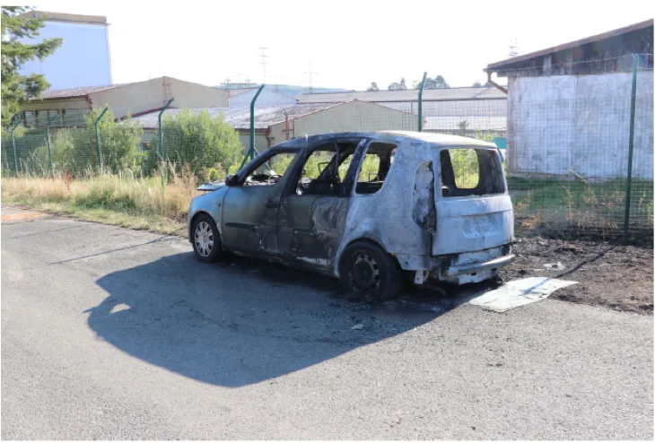 Automobil zřejmě zapálil žhář