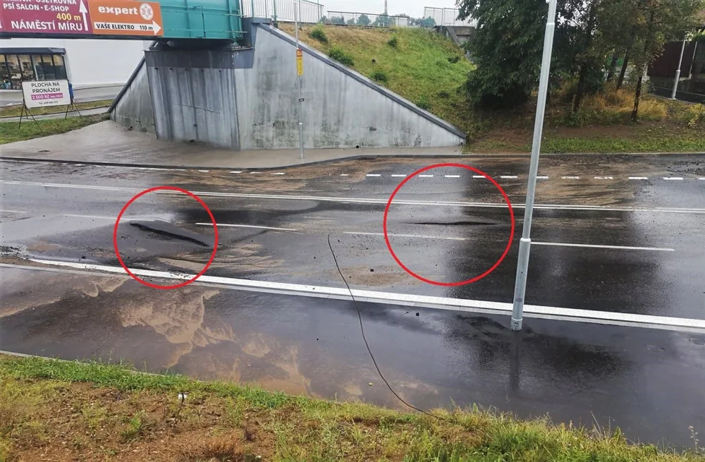 Na silnici se objevily obří pukliny jen měsíc po ukončení rekonstrukce. Stačilo, aby jednou zapršelo