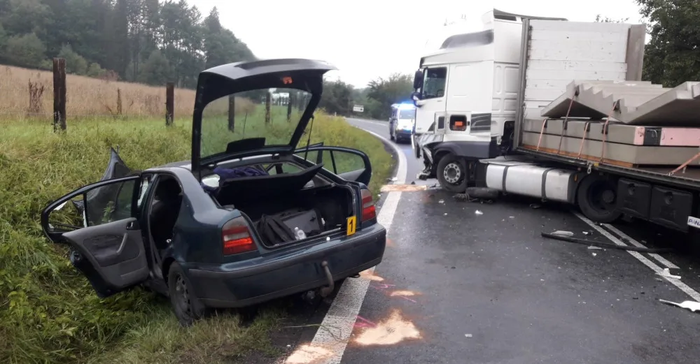 U nechvalně proslulé odbočky se zranilo pět osob při střetu osobáku s náklaďákem