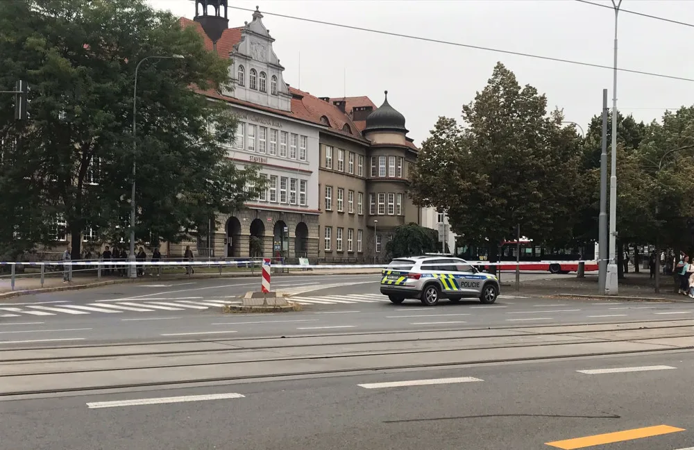 Policejní páskou bylo uzavřeno široké okolí soudního areálu