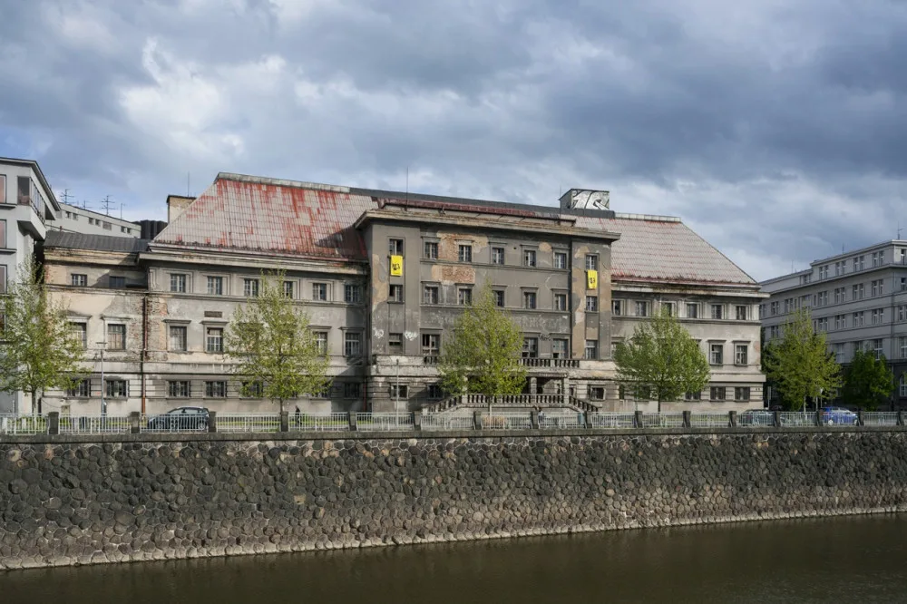 Čeká se bouřlivá diskuse zastupitelů, kraj chce jednat o odkupu zničených Městských lázní za 140 milionů