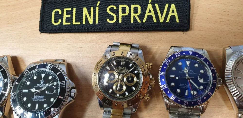 Do drtičky půjdou padělky luxusních hodinek značky Rolex, celníci je zabavili při razii na tržnici
