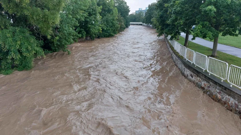 Rychlý přívalový déšť zvedl hladinu Klabavy na třetí povodňový stupeň, voda zaplavila i lokální trať