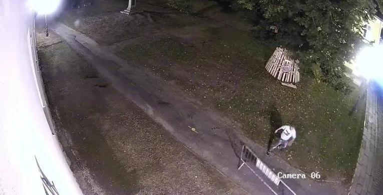 Mladíci vyrazili na noční tah městem, ze srandy kopali do popelnic i vysadili víko od kanálu