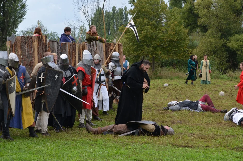 Avizovaná pompézní akce skončila totálním fiaskem, Templářský víkend naštval diváky i trhovce