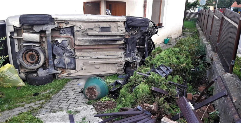 Auto vletělo do dvora domu a přistálo na boku. Záchranáři upozorňují na alarmující nárůst vážných nehod