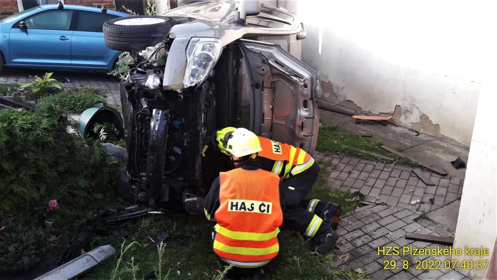 Auto vletělo do dvora domu a přistálo na boku. Záchranáři upozorňují na alarmující nárůst vážných nehod