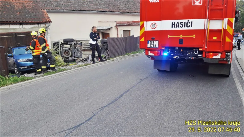 Auto vletělo do dvora domu a přistálo na boku. Záchranáři upozorňují na alarmující nárůst vážných nehod