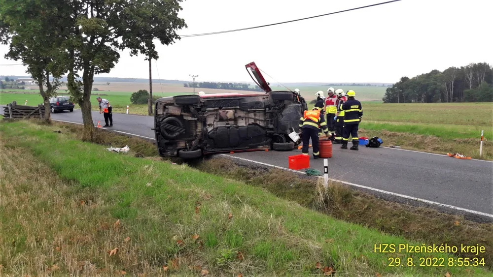 Mezi Velkým Malahovem a Ostromečí na Domažlicku ráno havarovala dodávka. Zraněného šestašedesátiletého řidiče záchranáři transportovali do Domažlické nemocnice