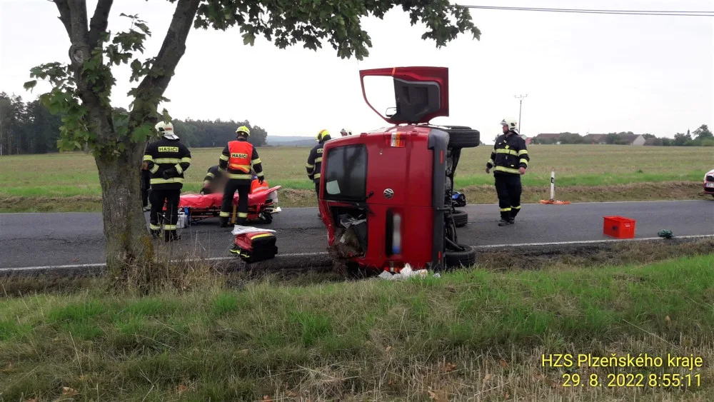 Mezi Velkým Malahovem a Ostromečí na Domažlicku ráno havarovala dodávka. Zraněného šestašedesátiletého řidiče záchranáři transportovali do Domažlické nemocnice