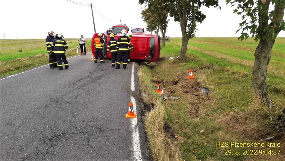 Mezi Velkým Malahovem a Ostromečí na Domažlicku ráno havarovala dodávka. Zraněného šestašedesátiletého řidiče záchranáři transportovali do Domažlické nemocnice