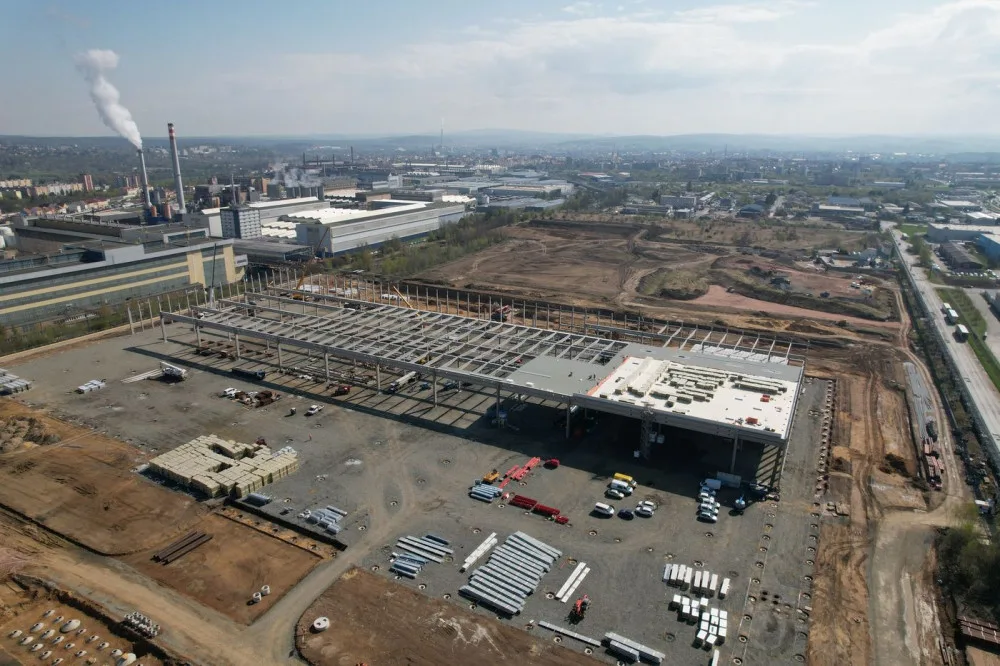 Na Borských polích v Plzni roste nová moderní továrna. Vynikat má svými vlastnostmi i designem. Foto pochízí z jara letošního roku, kdy stavba teprve začínala.