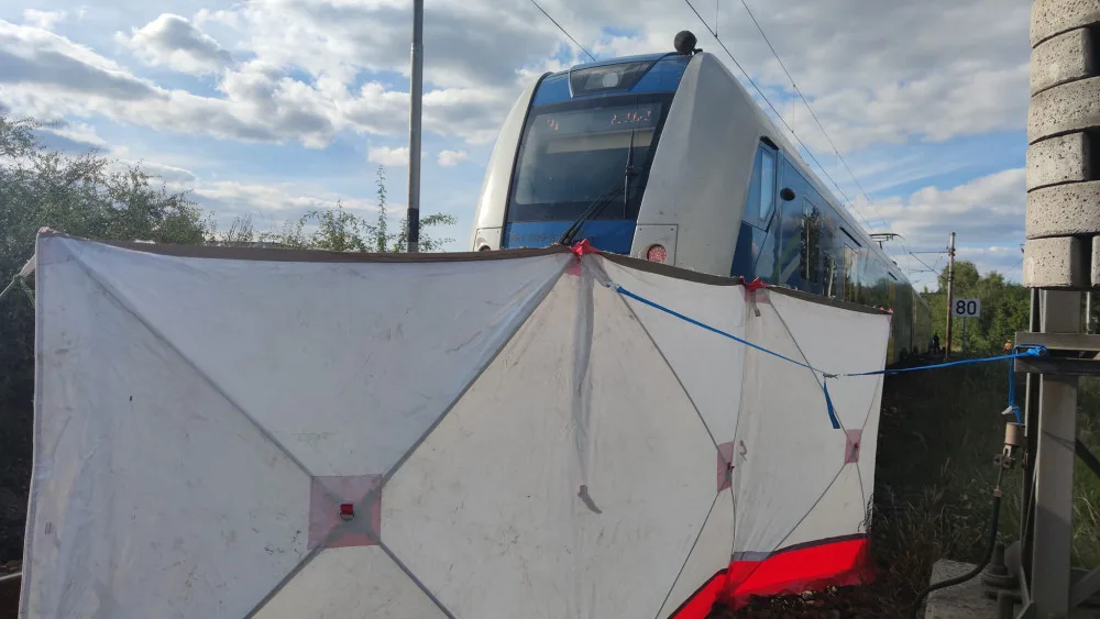 Osobní vlak srazil a usmrtil neznámou osobu, která vstoupila do kolejiště. Strojvedoucí neměl šanci vlak zastavit