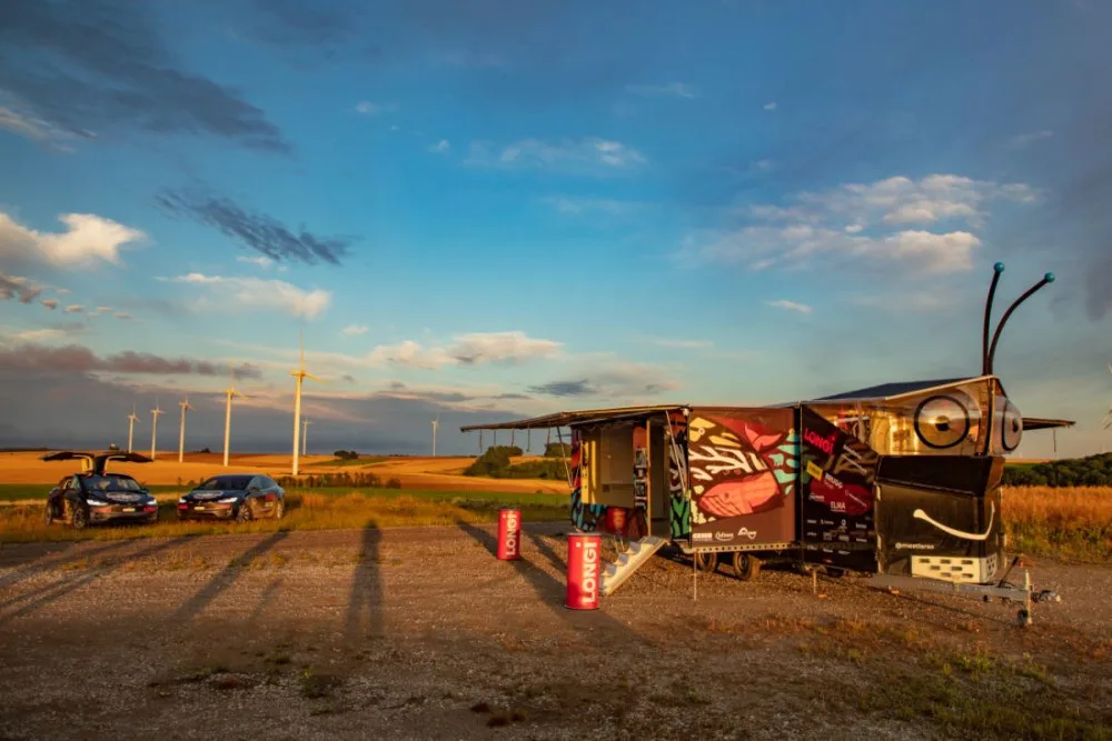 Slavný solární motýl Larso dorazí do Plzně, karavan poháněný energií slunce je na cestě kolem světa