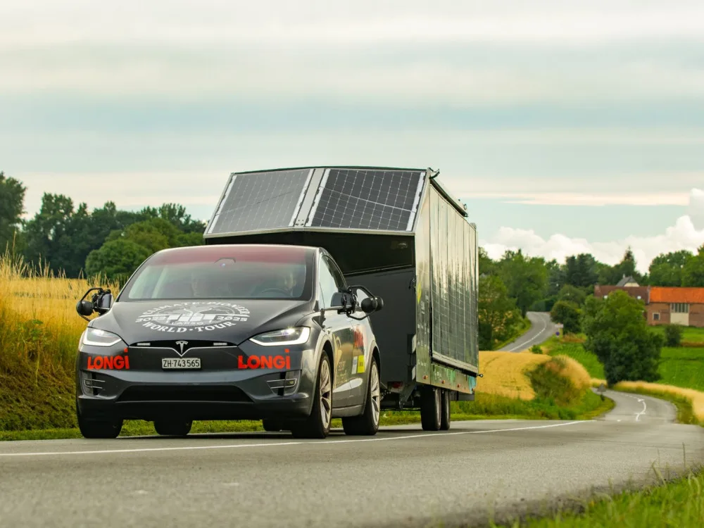 Slavný solární motýl Larso dorazí do Plzně, karavan poháněný energií slunce je na cestě kolem světa