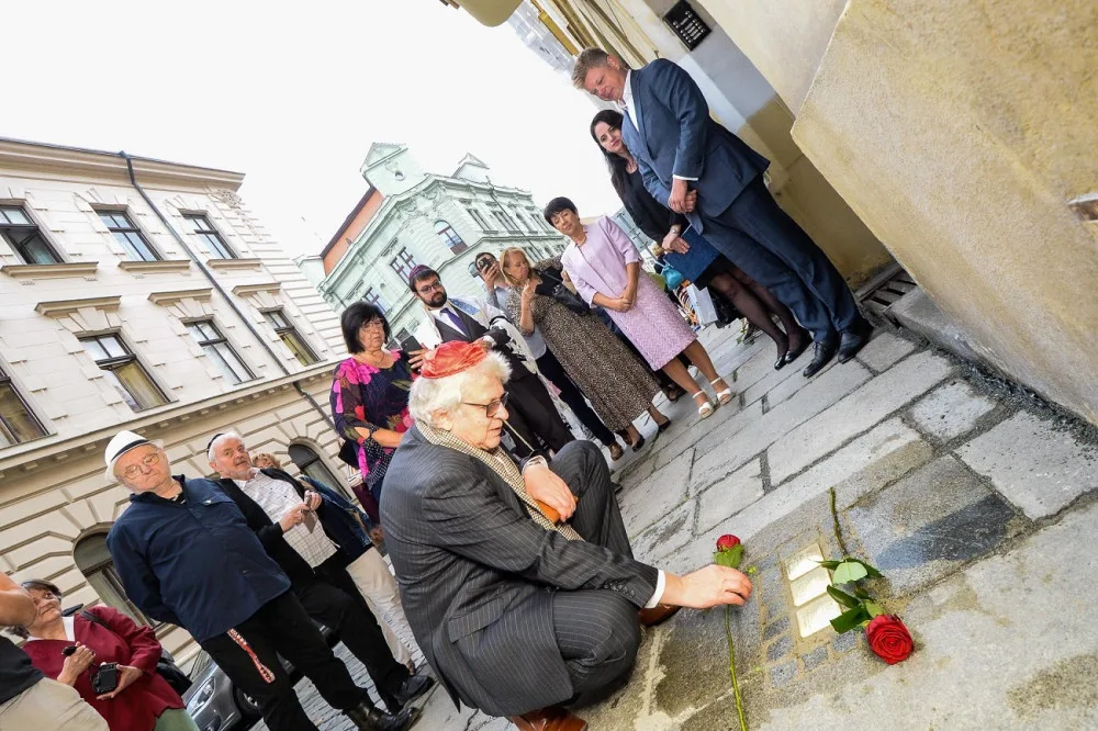 Oběti holokaustu připomíná dalších 30 kamenů zmizelých, vypráví příběhy plzeňských Židů